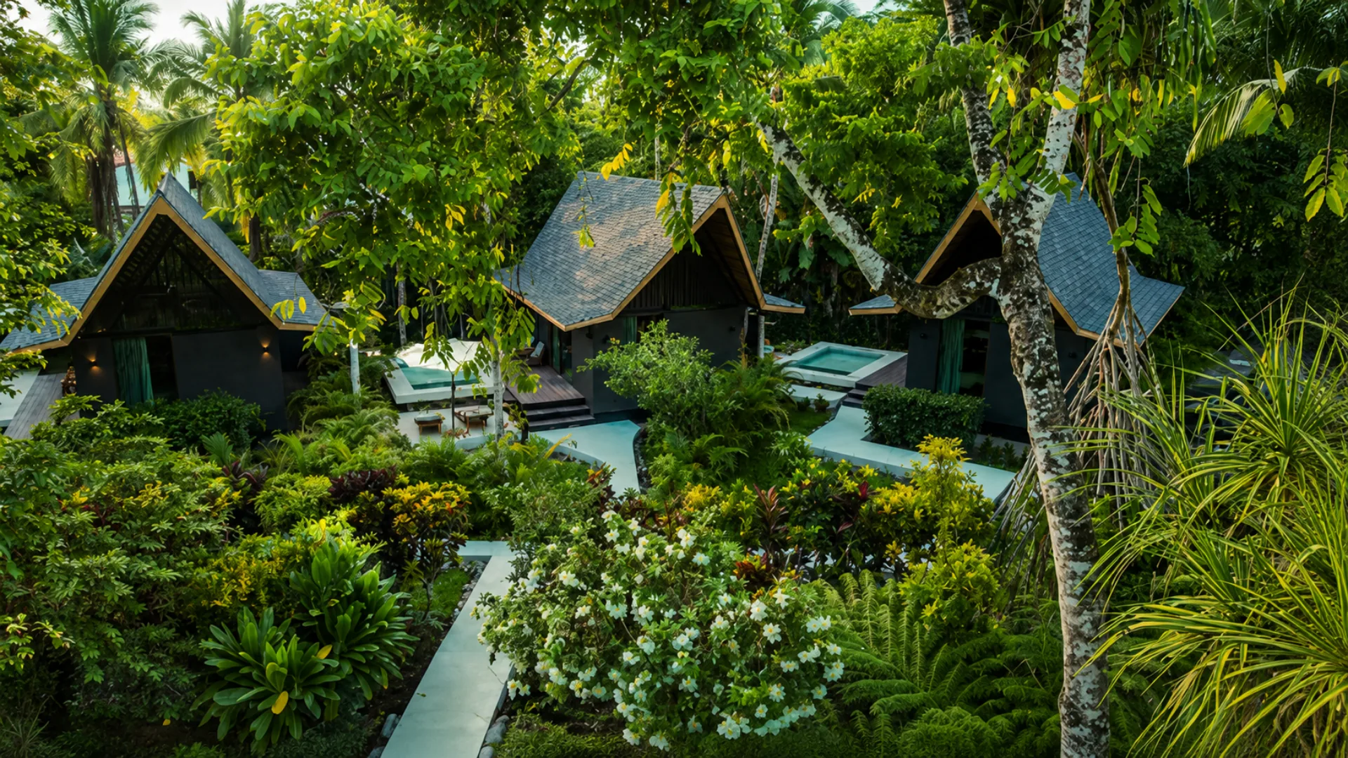 Bungalows con piscinas privadas entre los jardines de Namú