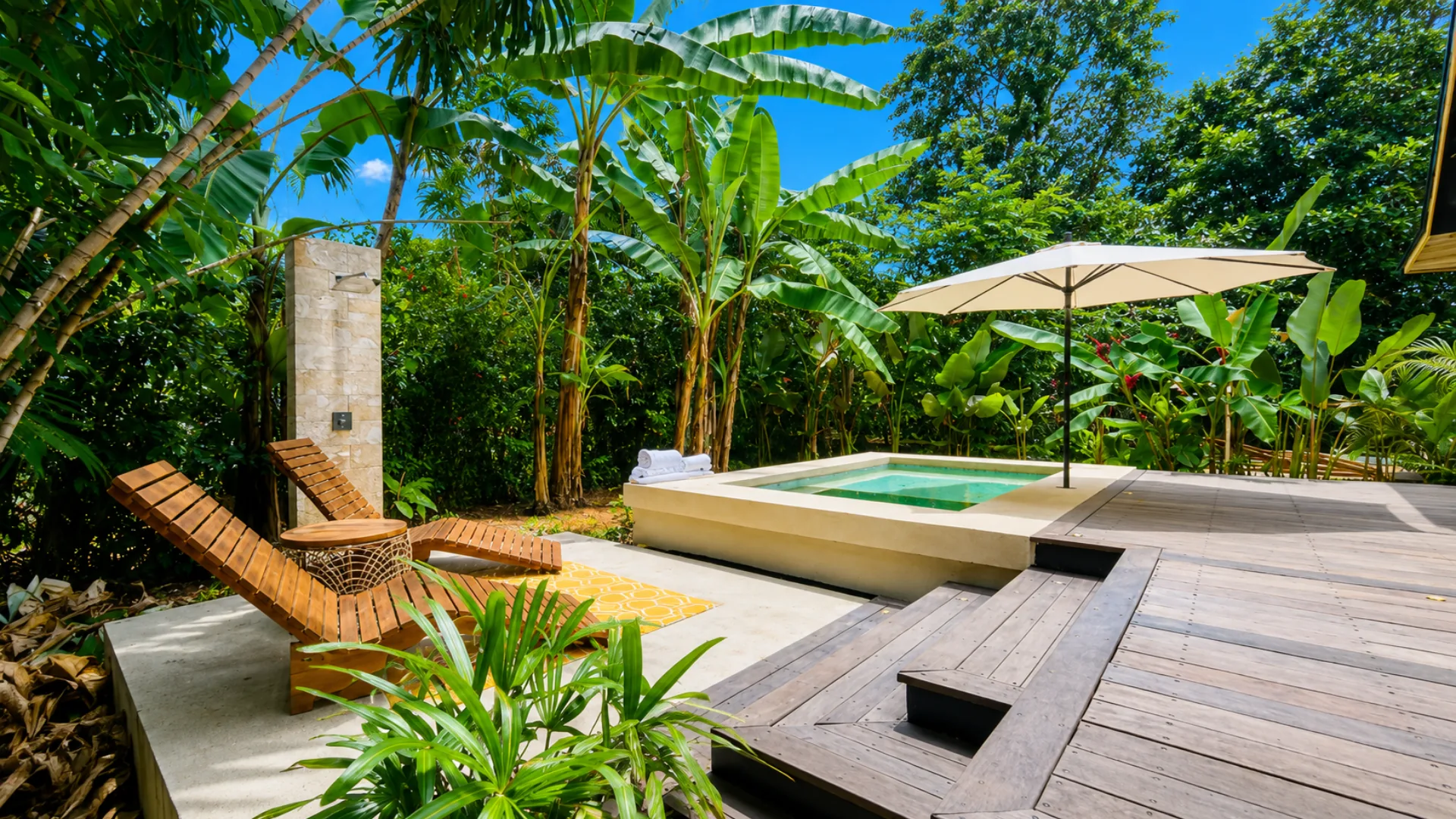 Deck, ducha exterior y piscina privada del bungalow