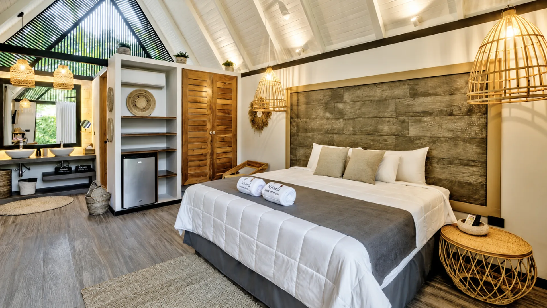 Dormitorio del bungalow bajo un techo alto de madera