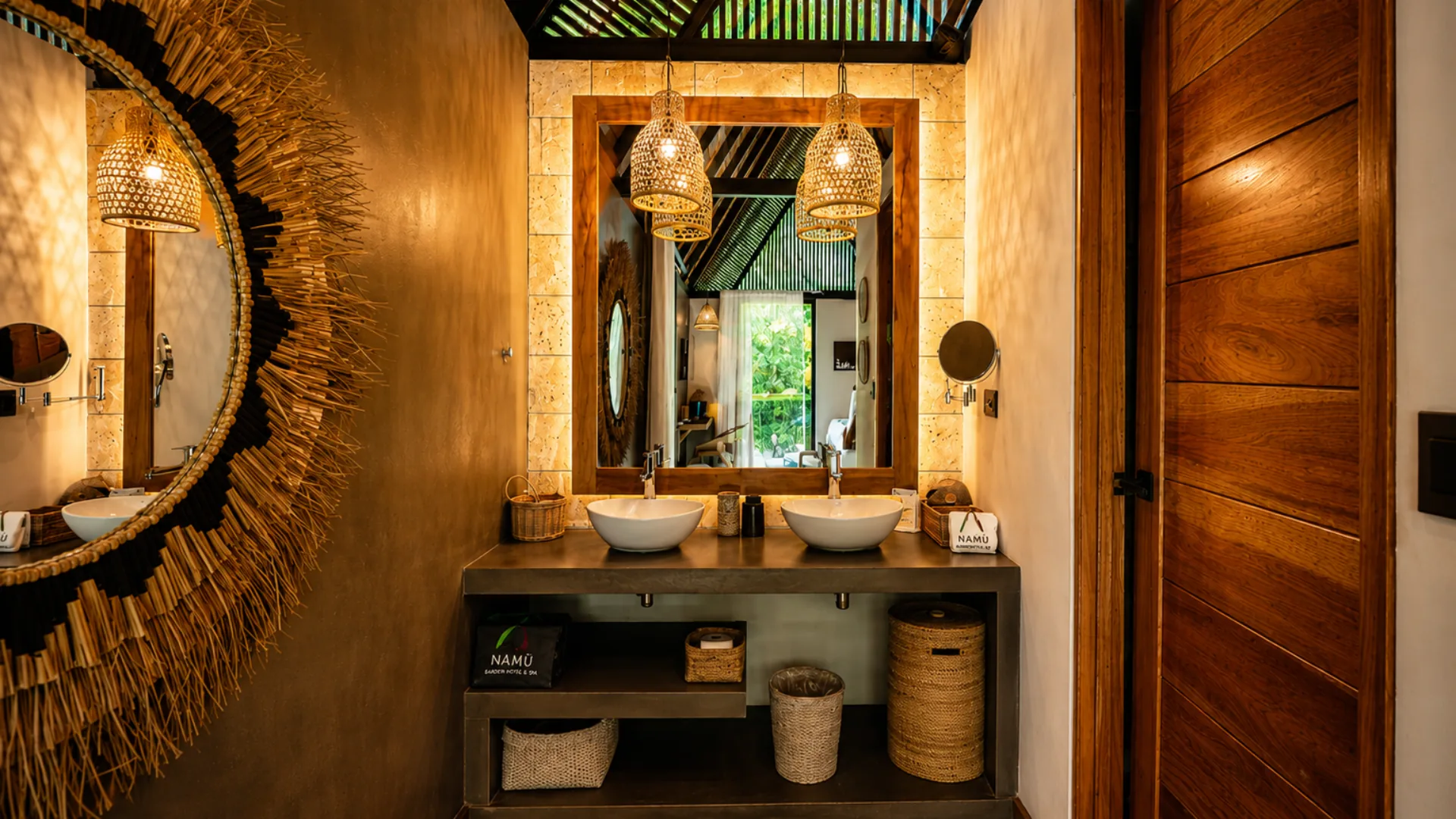 Baño del bungalow con doble lavamanos y acabados en madera