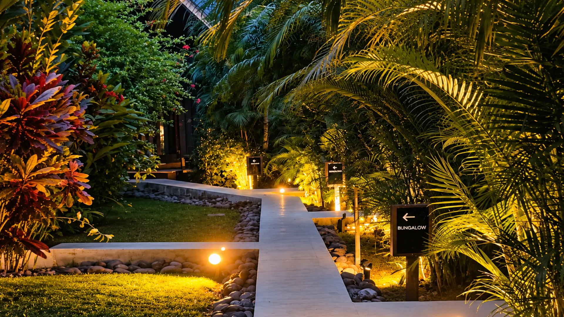 Sendero iluminado hacia los bungalows durante la noche