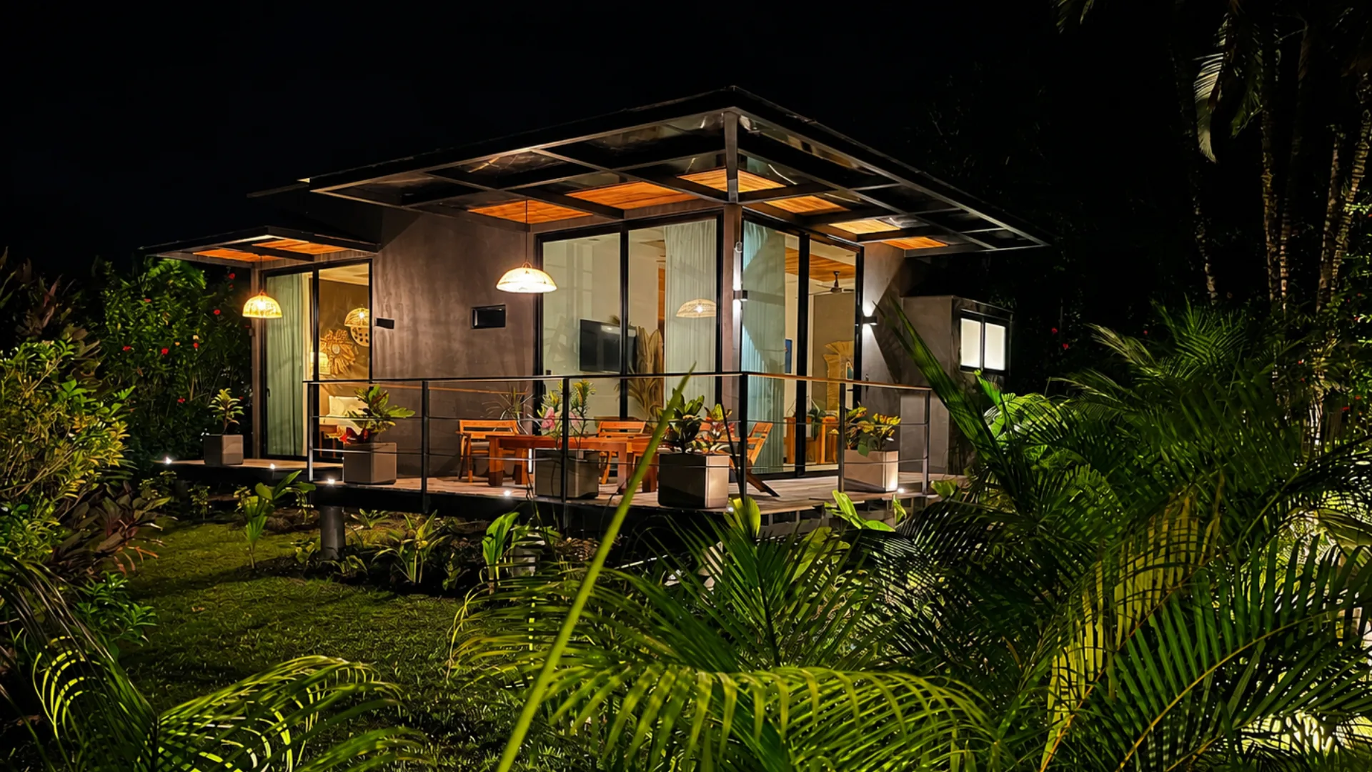 Exterior nocturno de Casa Namú entre el jardín tropical