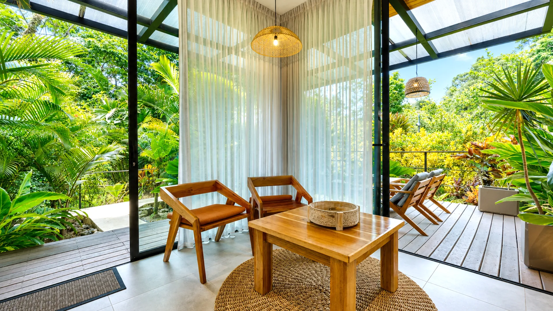 Living de Casa Namú abierto a dos terrazas y al jardín