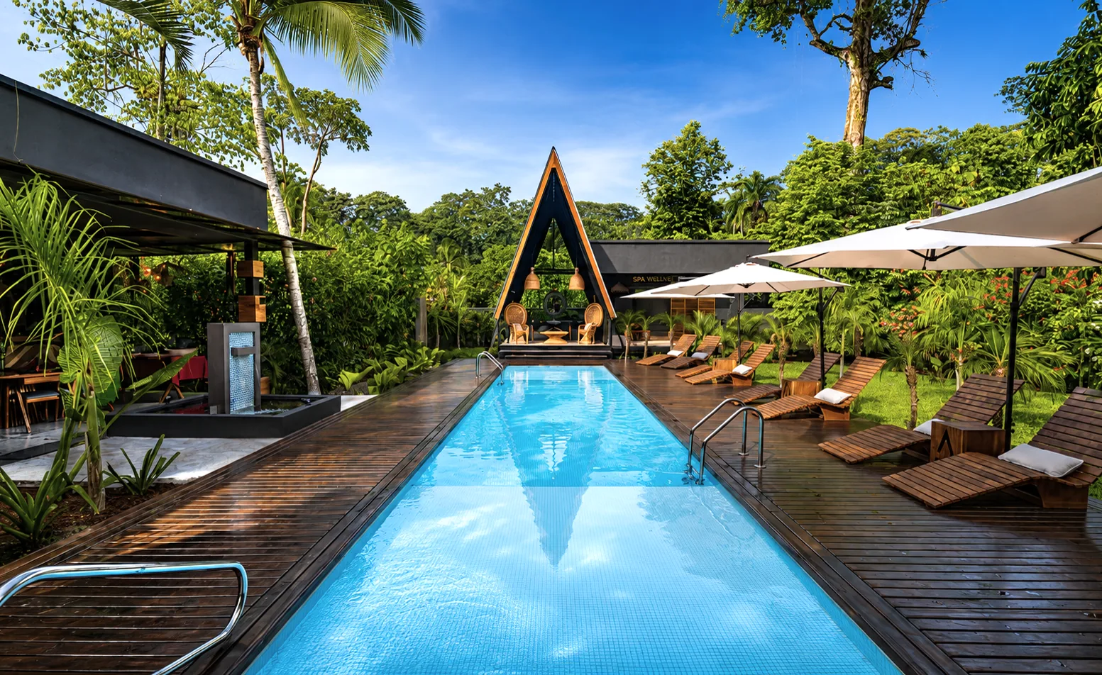 Piscina principal de Namú rodeada por el jardín tropical de Puerto Viejo