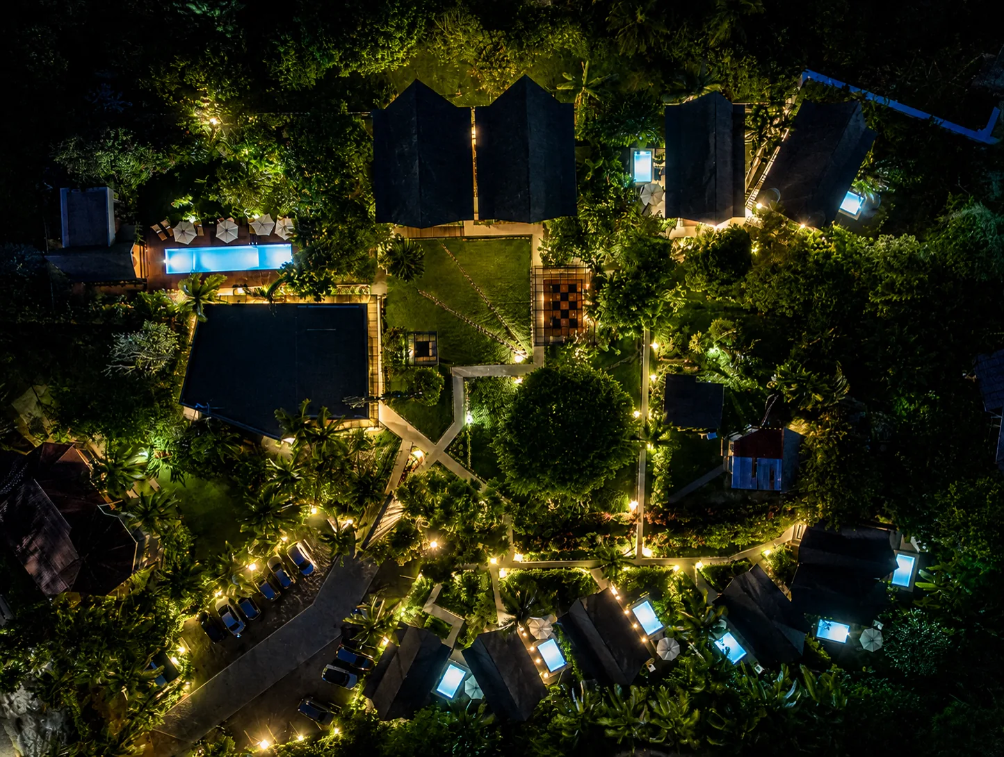 Vista aérea nocturna de Namú, sus jardines, piscinas y habitaciones