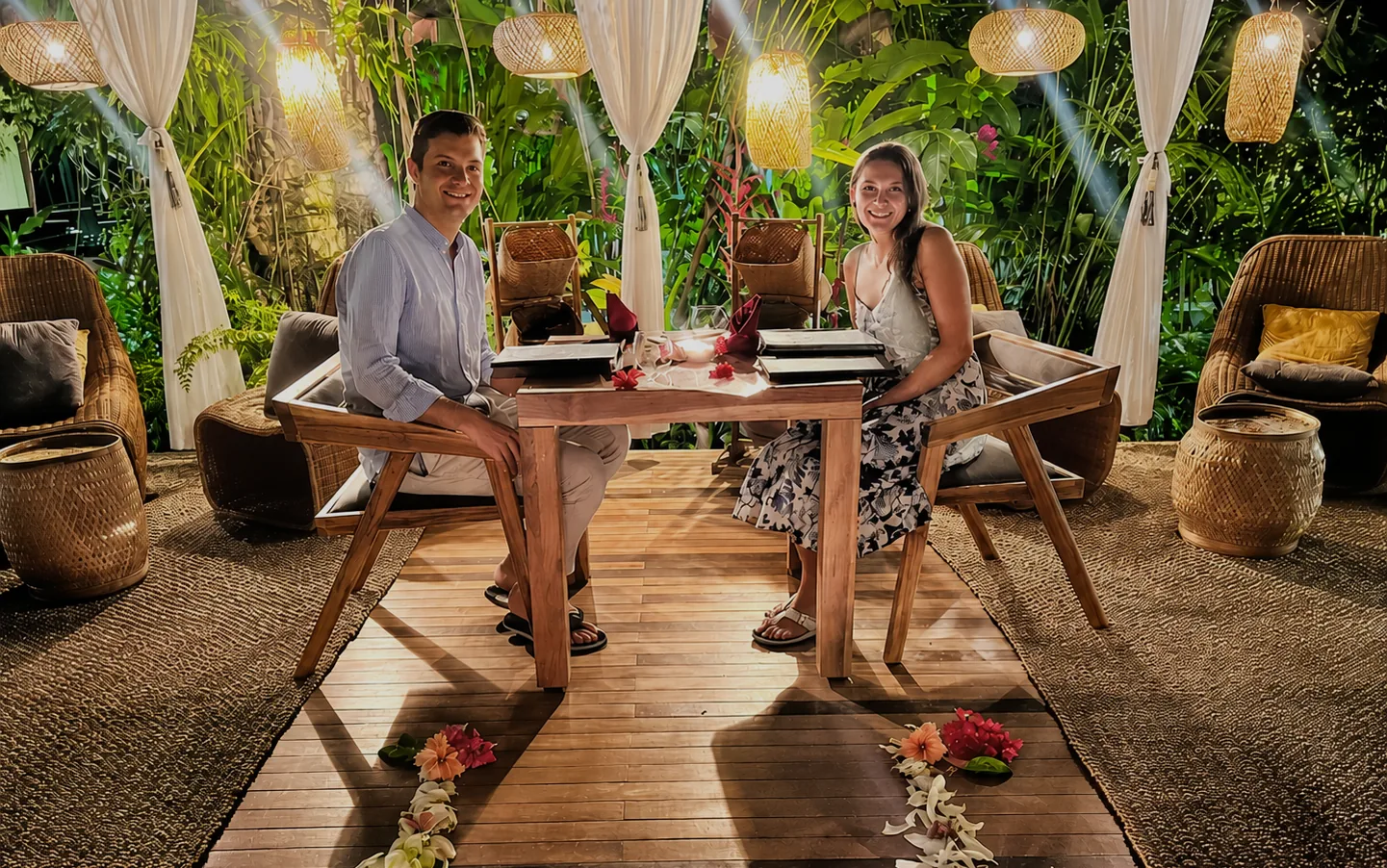 Pareja durante una cena rodeada por el jardín tropical de NUM Restaurant
