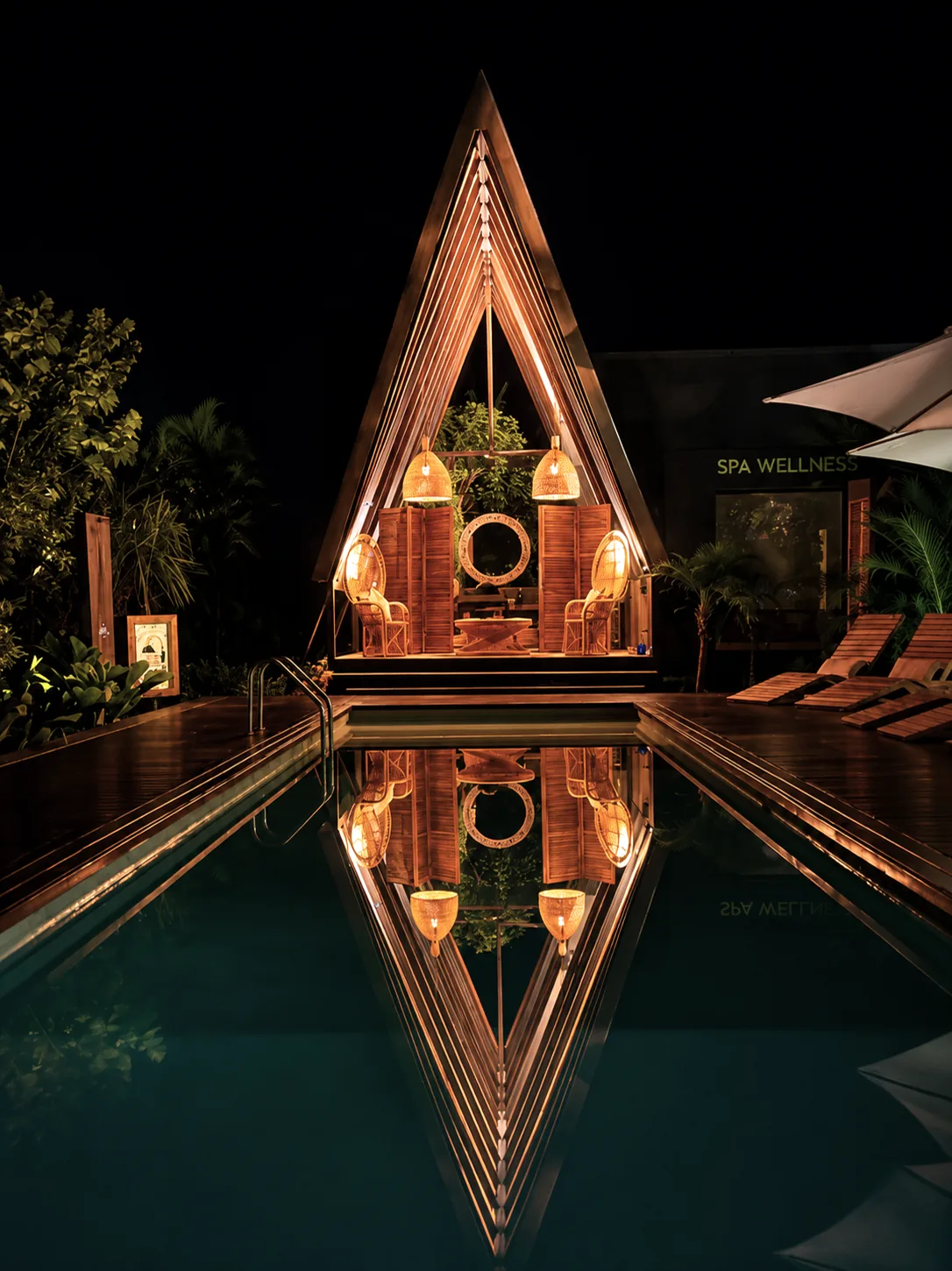 Pabellón del spa reflejado en la piscina de Namú durante la noche