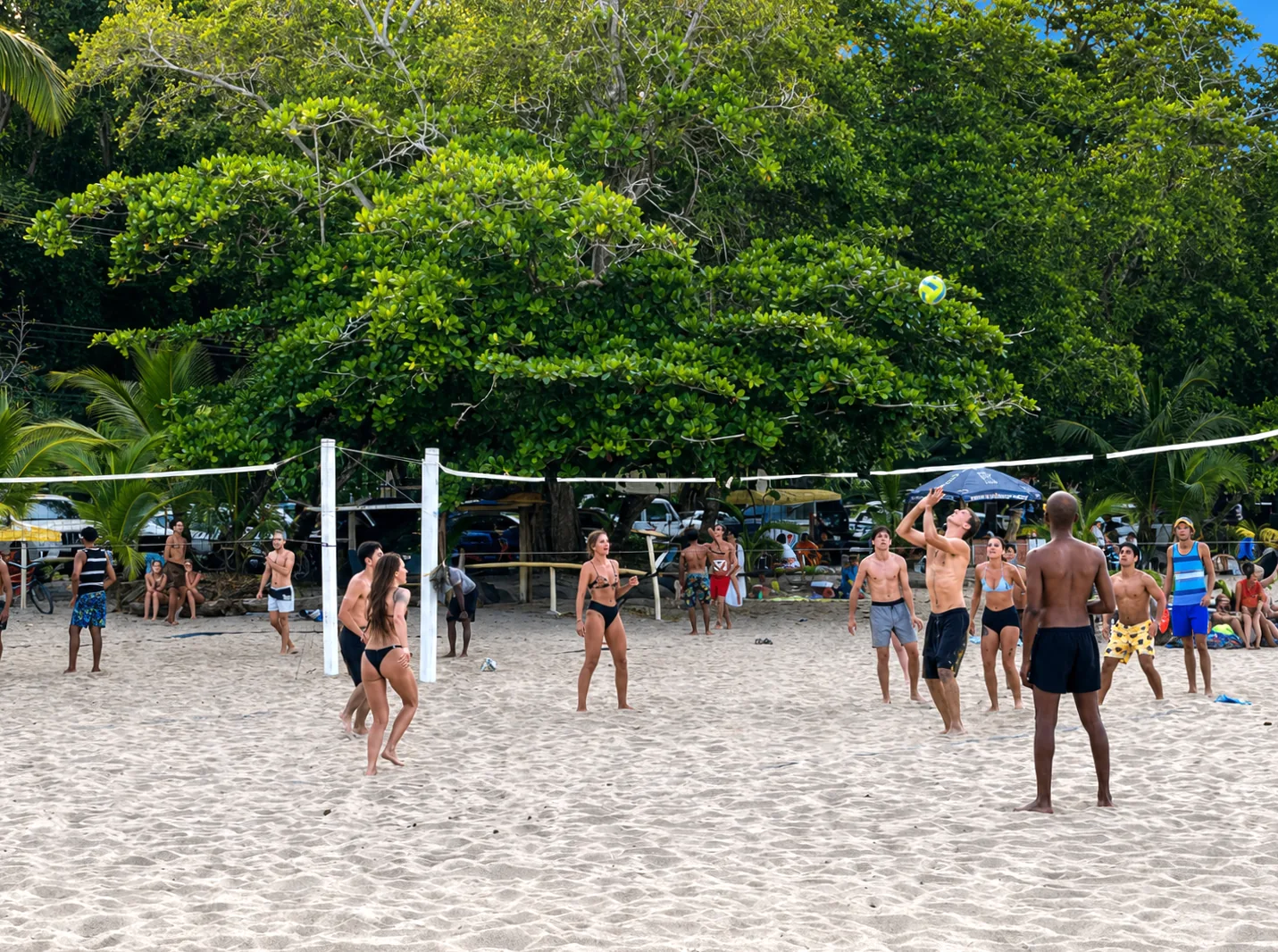 Partido de vóley en una playa de Puerto Viejo