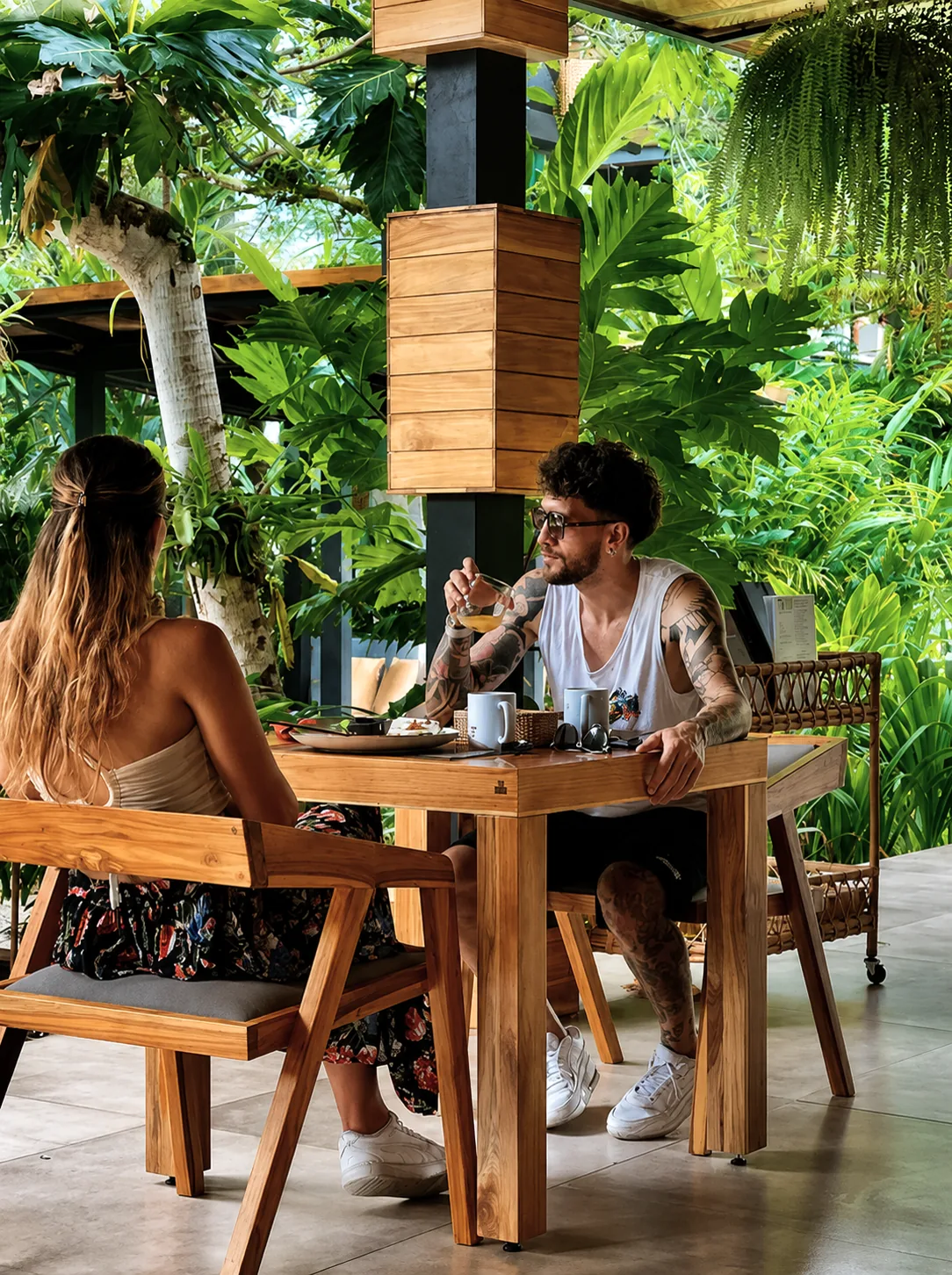 Desayuno de una pareja en NUM Restaurant entre vegetación tropical