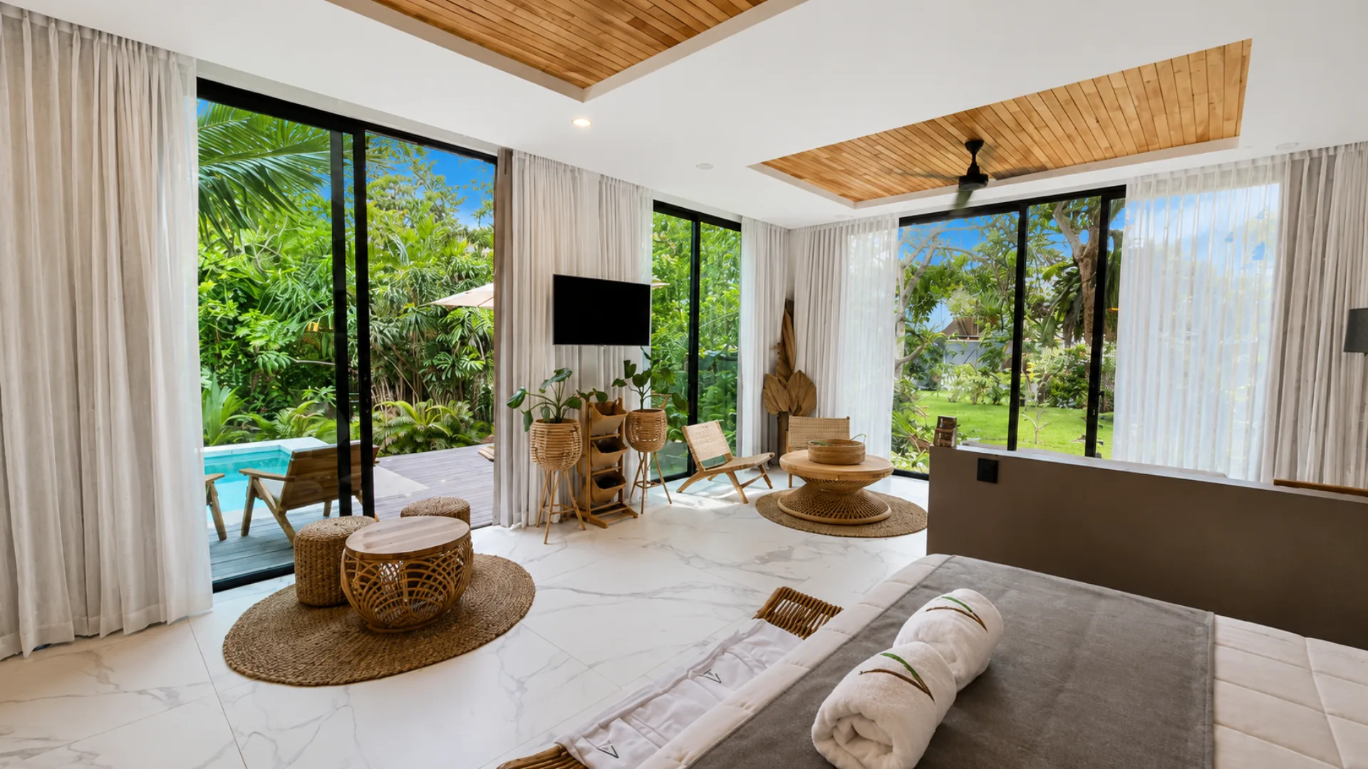 Interior amplio de la Suite Luxury con ventanales al jardín y acceso a la piscina privada