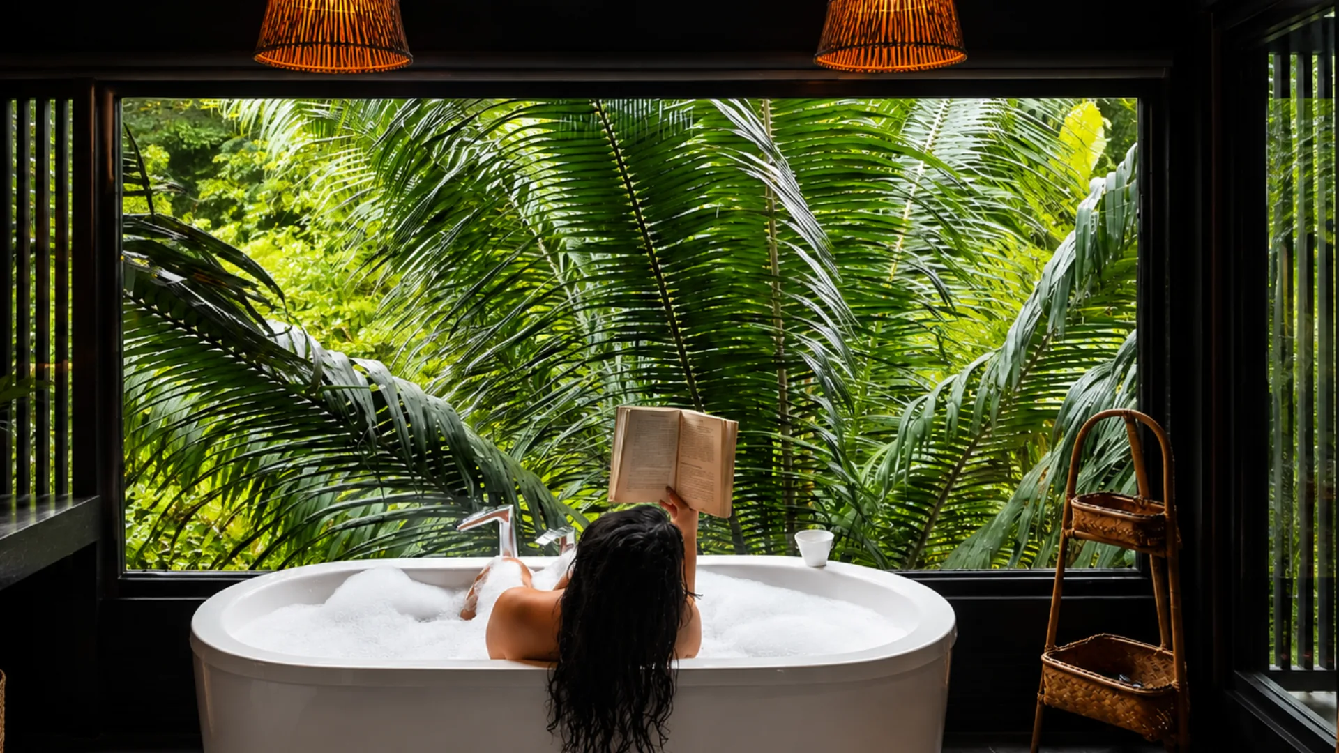Bañera de la Suite Luxury frente a una ventana con vista al jardín