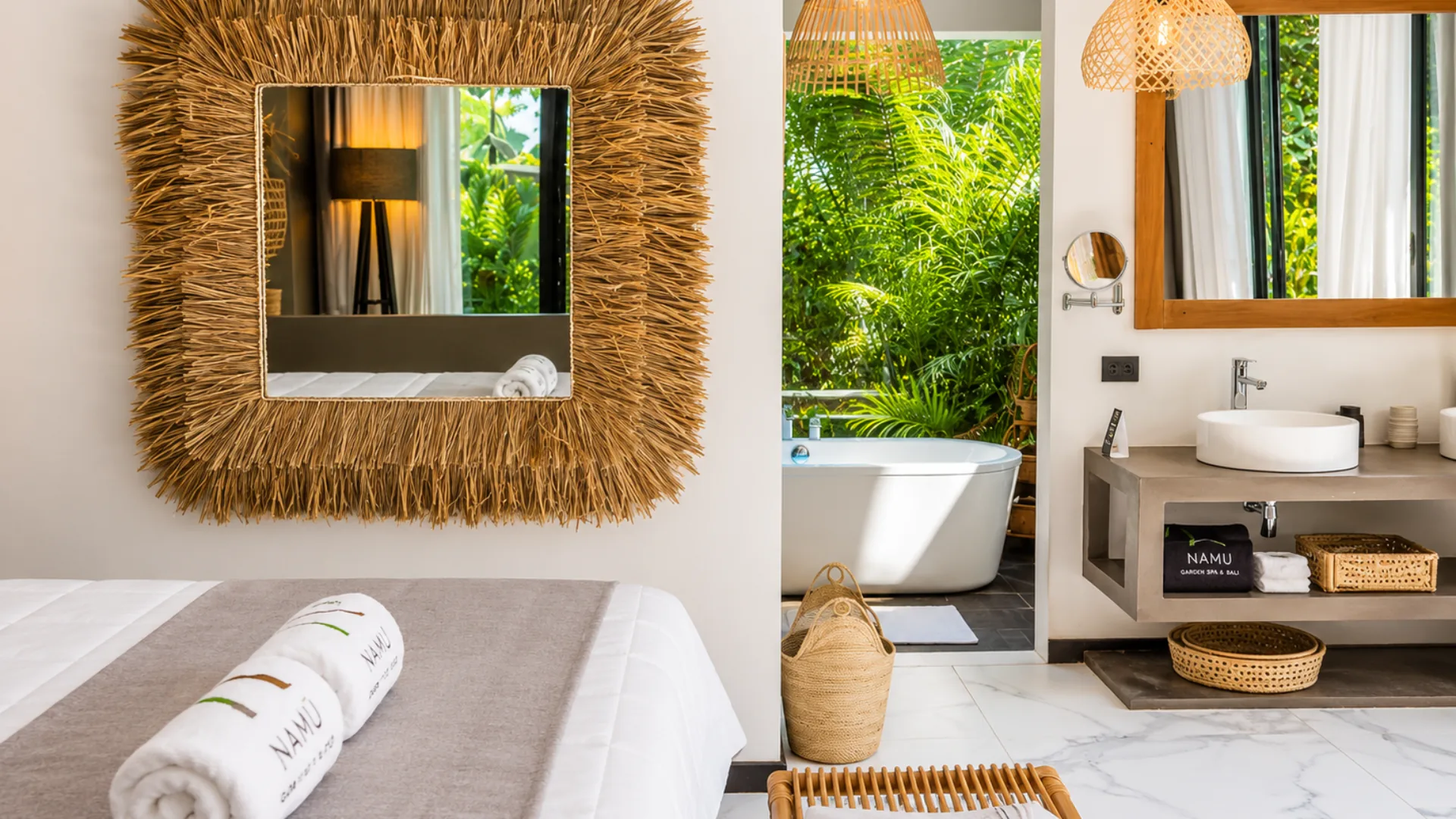 Baño de la Suite Luxury con bañera y detalles de fibras naturales