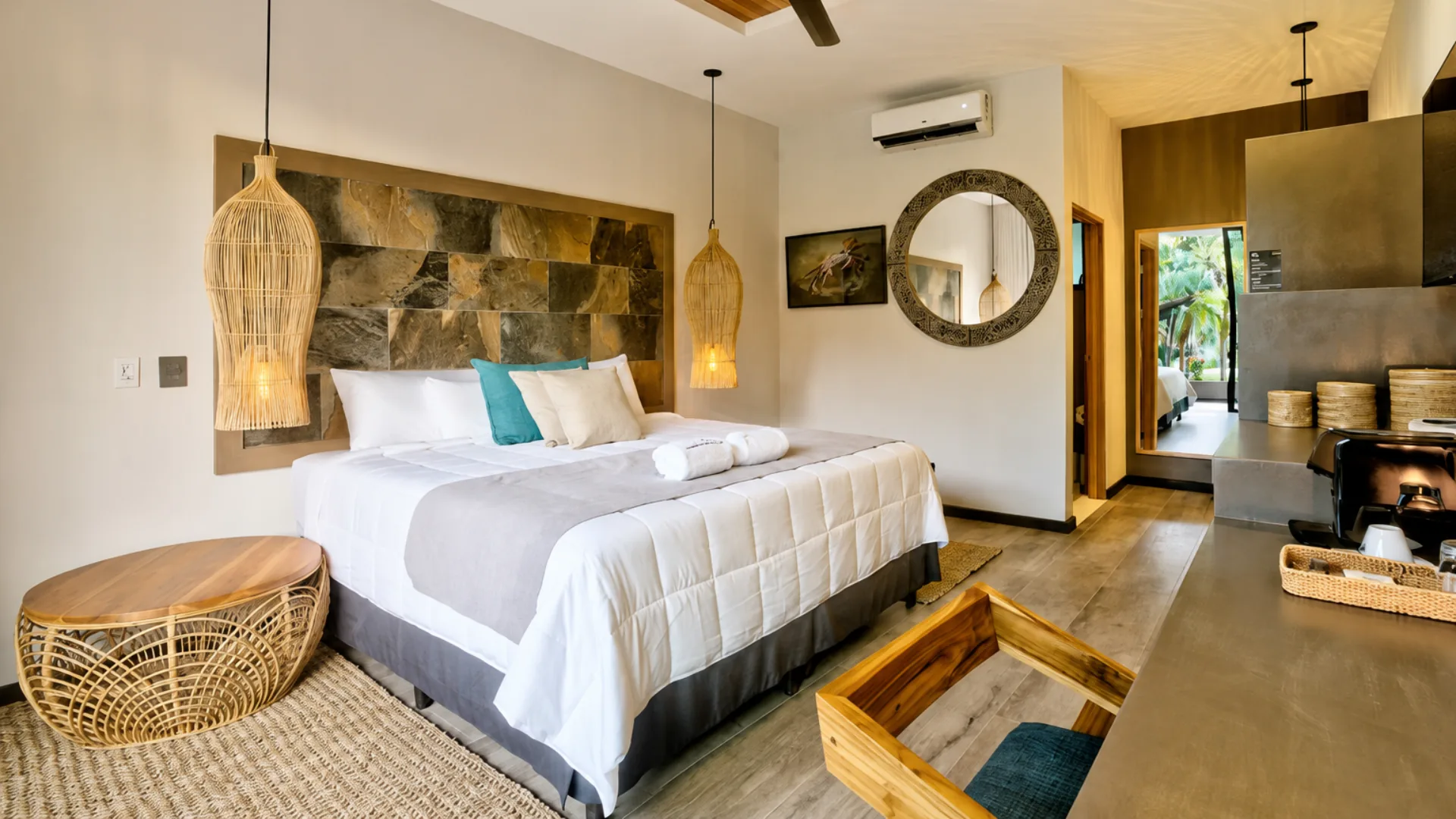 Interior de la Master Room con cama grande y detalles en madera