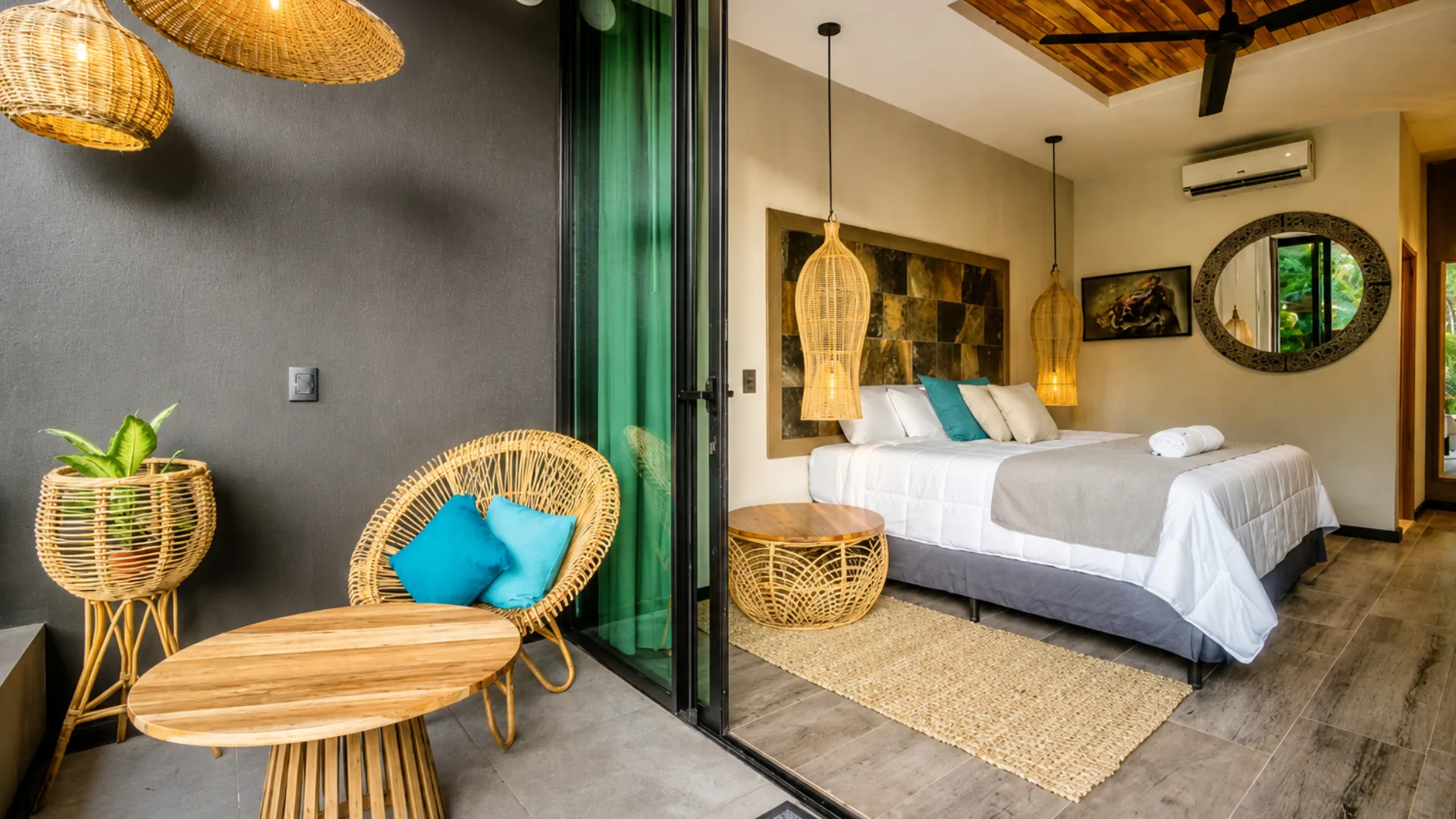Terraza amueblada conectada al dormitorio de la Master Room