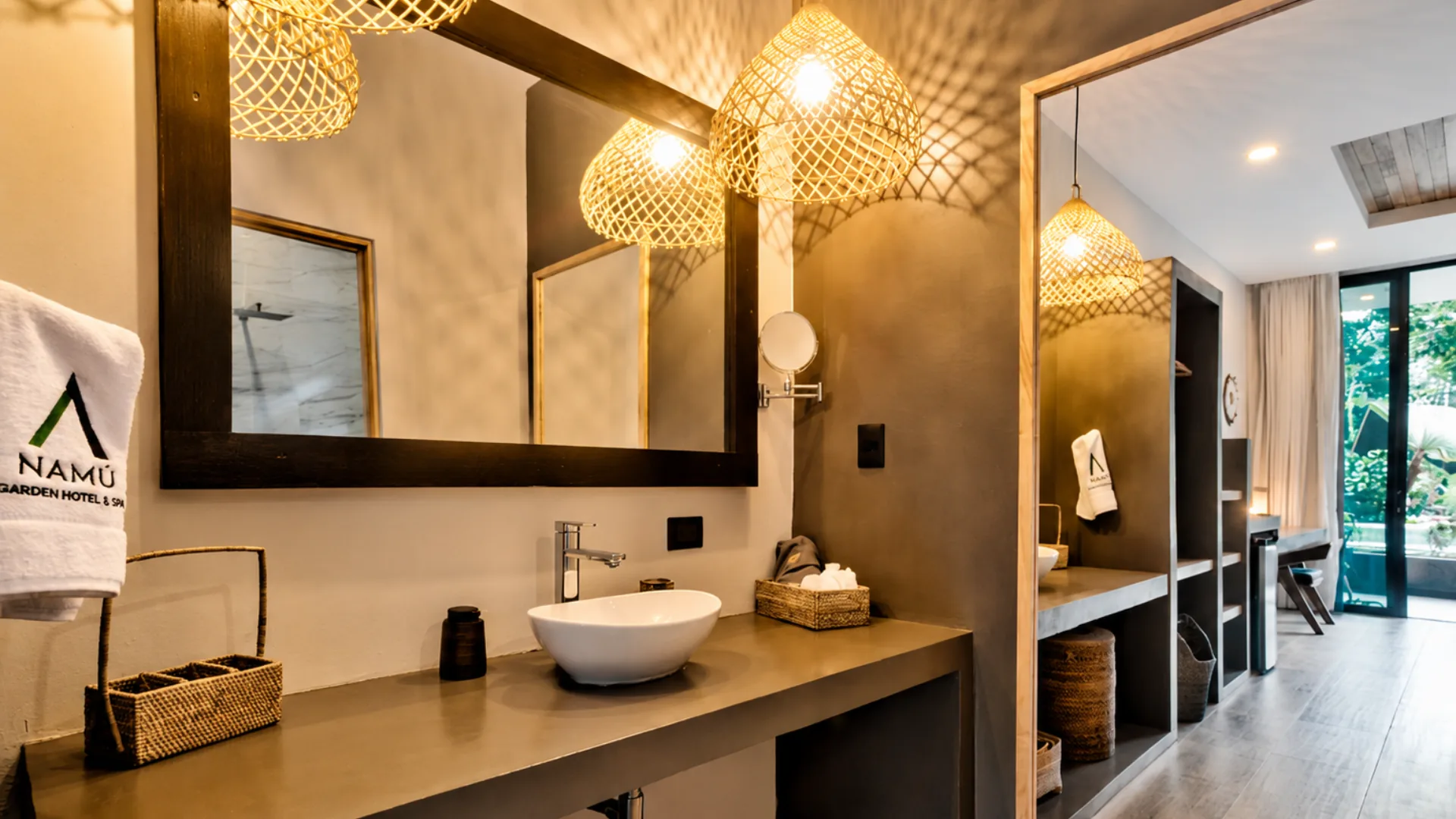 Baño de la Master Room con espejo amplio y lámparas tejidas