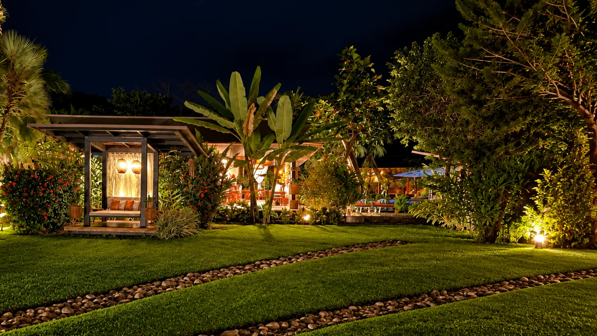 Jardín iluminado frente a la Master Room durante la noche