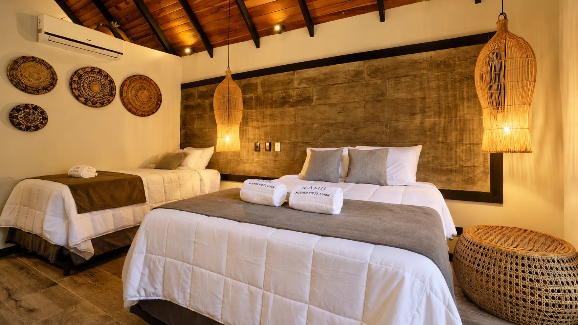 Master Room Superior con una cama grande y una cama individual
