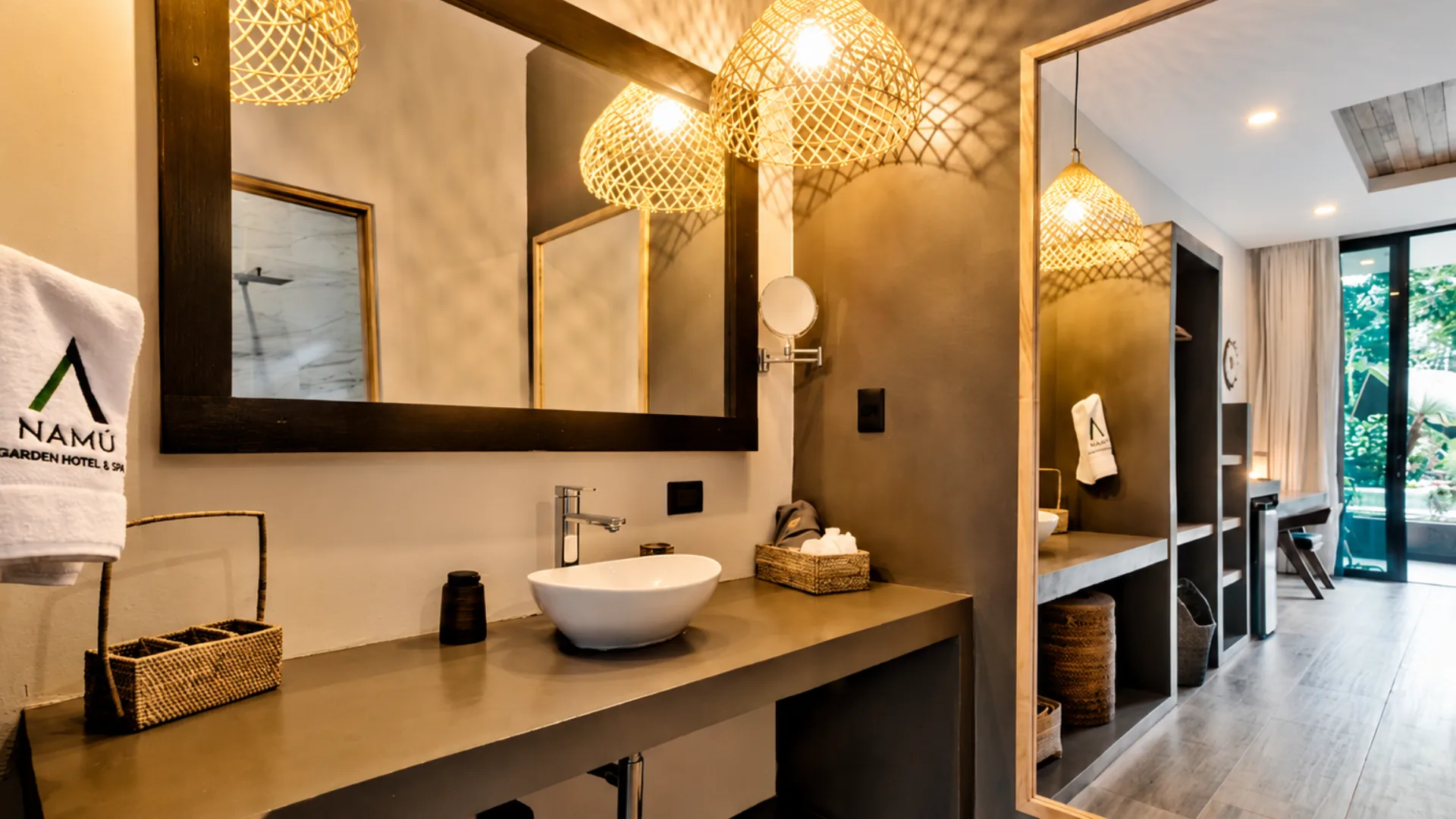Baño de la Master Room Superior con iluminación de fibras naturales
