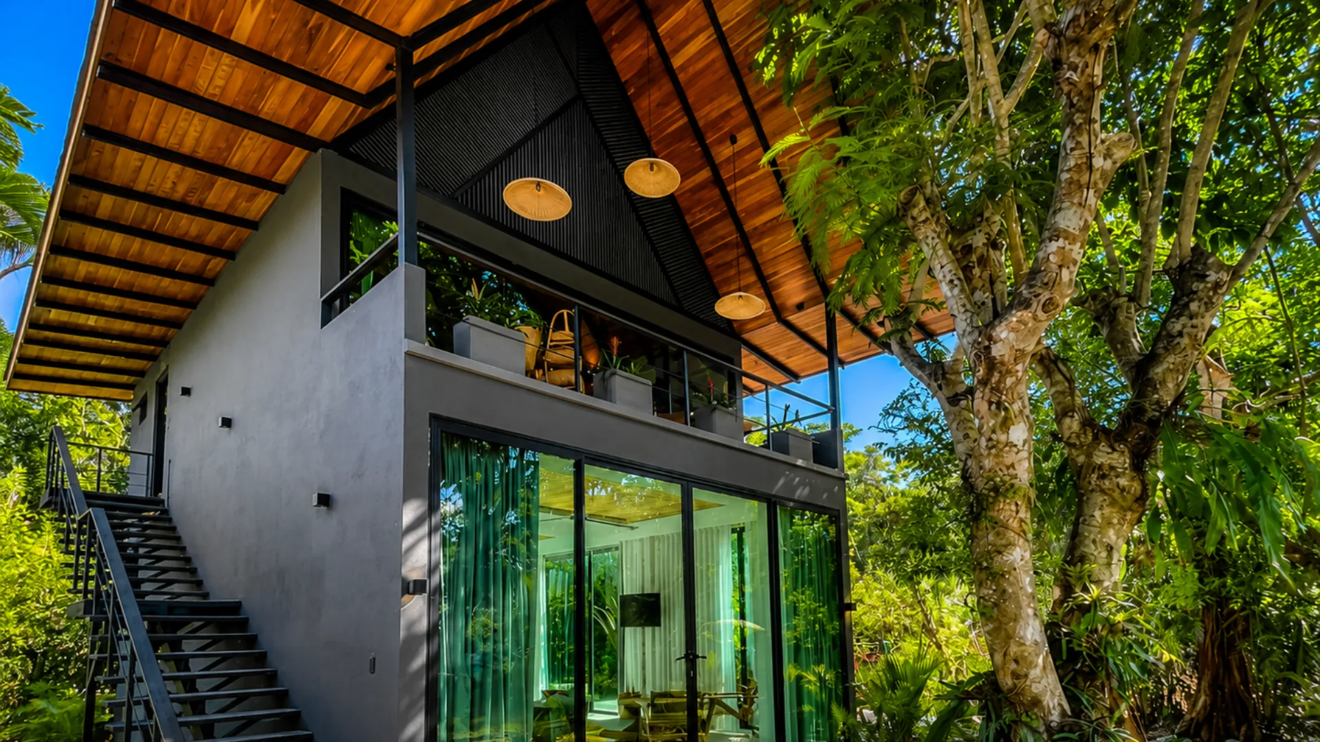 Edificio de la Suite Copa del Árbol integrado al jardín tropical