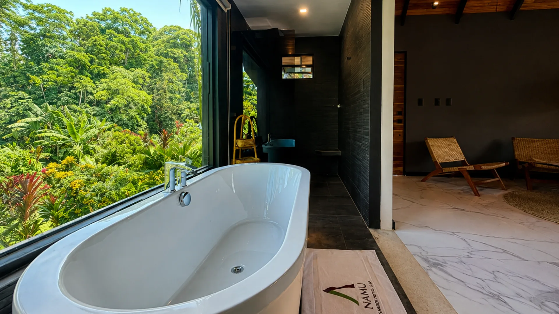 Bañera de la Suite Copa del Árbol con vista abierta a la vegetación