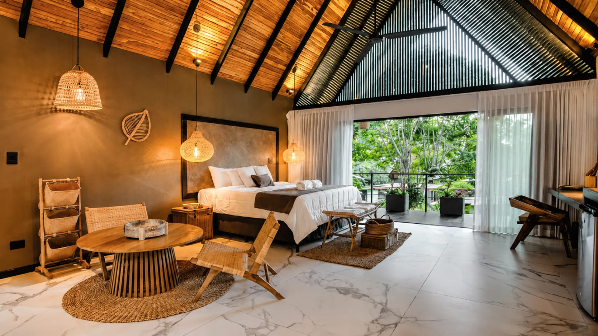 Cama King y balcón de la Suite Copa del Árbol