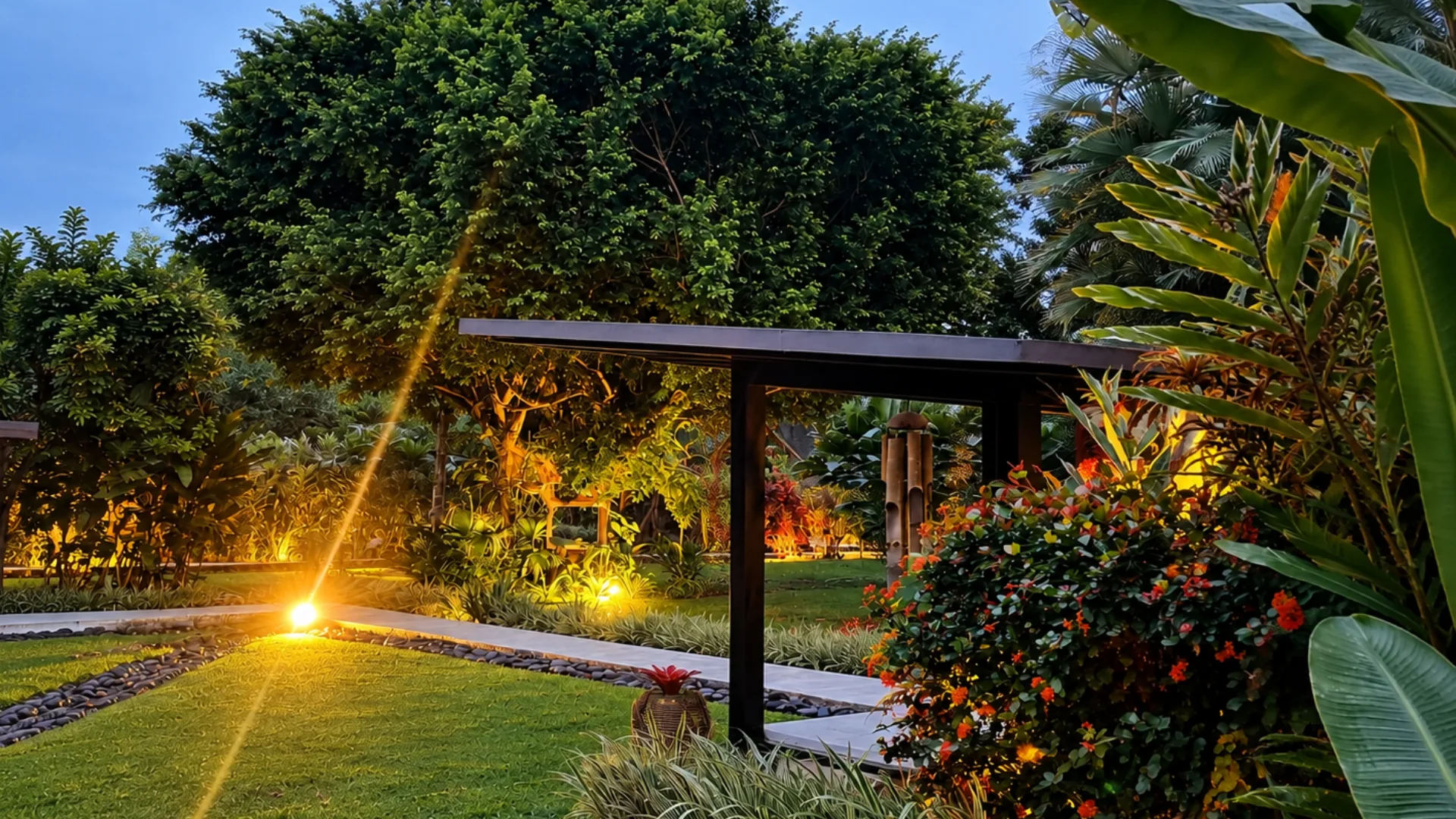 Sendero del jardín junto a la Suite Copa del Árbol